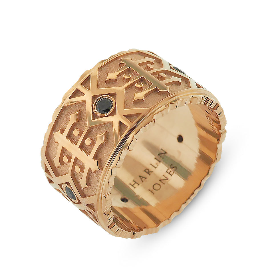 Arrow pattern men's wedding band with jagged edges and black diamonds